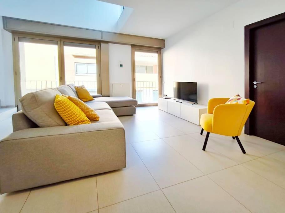 Moderno Apartamento Duplex En Terrassa Centro المظهر الخارجي الصورة